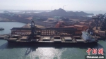 图为罗屿港口装卸船舶。黄汉业摄 - 福建新闻