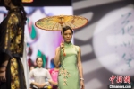 　　模特身着旗袍，手拿油纸伞，展示传统文化。　李南轩 摄 - 福建新闻
