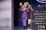 　　81岁的宋锦织造技艺国家级传承人钱小萍当天特地带来了一组宋锦服饰。　李南轩 摄 - 福建新闻