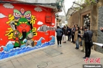 金门参赛团队在东山县一社区完成创作作品上墙。　吴晓平 摄 - 福建新闻