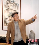 著名艺术家沈岩先生向来宾介绍以船政主题为创作题材的书画作品。　记者刘可耕 摄 - 福建新闻