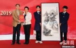 著名艺术家沈岩先生(左一)向福建船政交通职业学院赠送书画作品。　记者刘可耕 摄 - 福建新闻
