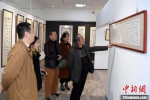 来宾观看该艺术馆展出的沈岩先生以船政主题为创作题材的书画精品。　记者刘可耕 摄 - 福建新闻