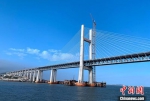 图为12月25日拍摄的正在建设中的福建平潭海峡公铁两用大桥。中新社记者 王东明 摄 - 福建新闻