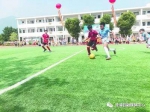 南浦中心学校的学生在足球场上踢球。↑ - 新浪
