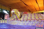 1月2日，福建泉州天后宫内，重达5.86万斤的庚子鼠年祈福“米龟”即将制作完成。　柯宁 摄 - 福建新闻