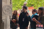 外媒记者对泉州开元寺中的印度教石柱颇感兴趣。　柯宁 摄 - 福建新闻