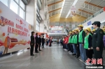 10日，漳州火车站在候车室组织开展“平安春运、有序春运、温馨春运，让旅客体验更美好”春运首日主题宣传活动。　王旭东 摄 - 福建新闻