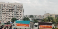　　一辆辆装载着慰问物资的货车驶出福建省体育中心。　叶秋云 摄 - 福建新闻
