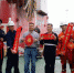 厦门东渡边防检查站为中国籍船员赠送寓意吉祥如意的春联、灯笼和“福”字，表达祖国对他们的关怀和祝福。　供图 摄 - 福建新闻