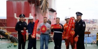 厦门东渡边防检查站为中国籍船员赠送寓意吉祥如意的春联、灯笼和“福”字，表达祖国对他们的关怀和祝福。　供图 摄 - 福建新闻