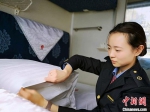 春运伊始，福州至北京K46次乘务员在出发前按“军被”的标准整理卧具。　雍万俊 摄 - 福建新闻