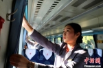 福州至北京K46次乘务员整理刚换上的窗帘。　李一明 摄 - 福建新闻