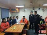1月19日，“LIAN FENG18”轮在闽粤交界水域遇险，10缅甸船员被救起后安全转移到海巡艇上。　李鑫 摄 - 福建新闻