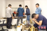 福建晋江警方破获一起特大虚开骗税案。图为警方捣毁窝点，查扣相关涉案物品。　钟欣 摄 - 福建新闻