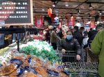 福州超市各类商品供应量足价稳 市民戴口罩购物 - 新浪
