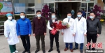 2月6日下午，漳州市首例治愈新型冠状病毒感染的肺炎患者从漳州市医院出院。　赵木泉 摄 - 福建新闻