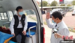 2月6日下午，漳州市首例治愈新型冠状病毒感染的肺炎患者从漳州市医院出院。　赵木泉 摄 - 福建新闻