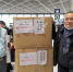 一箱箱贴着“东西互照、道义撑持”的医疗物资搭乘厦门航空班机从东京运到福州长乐机场。　郑松波供图 摄 - 福建新闻