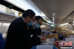 2月12日23时30分，一批由印尼华侨定向捐赠给福建省福清市的900余箱疫情防控物资运抵福州。　钟欣 摄 - 福建新闻