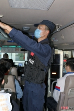 巡特警反恐大队队员对客运车进行安全检查。 - 福建新闻