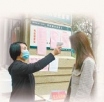 陈晓菁(左)为居民测体温。记者 刘晓宇 摄 - 福建新闻