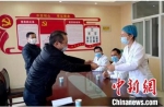 漳州市台联领导看望慰问奋斗在一线的台籍医护人员。　钟欣 摄 - 福建新闻