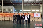 2月17日晚，香港闽籍爱心企业家蔡建四从美国采购的一批医用防护物资运抵厦门机场。　叶茂 摄 - 福建新闻