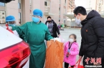 图为在周宁县健康观察点，解除医学观察的两名小孩准备回家。　黄起青 摄 - 福建新闻