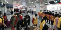 2月19日，载有101名乘客的DR5345航班抵达福建省泉州晋江国际机场，这是泉州民营企业复工组织的首架员工包机。(晋江机场供图) - 福建新闻