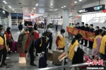 2月19日，载有101名乘客的DR5345航班抵达福建省泉州晋江国际机场，这是泉州民营企业复工组织的首架员工包机。(晋江机场供图) - 福建新闻