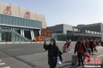 艾派集团派车赴泉州晋江国际机场接回101名员工。(晋江机场供图) - 福建新闻