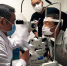 吴护平教授为患者做术后检查。厦门眼科中心供图 - 福建新闻