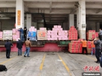 3月2日，福建四家企业向福建支援武汉抗疫的医务人员捐赠15吨1550箱冷冻水产品和福州鱼丸、肉燕。　闫旭 摄 - 福建新闻