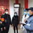 图为雷木成(右一)入户开展体温监测、信息登记。福安市溪尾镇宣传办 供图 - 福建新闻