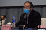 3月10日，泉州市第一医院院长苏智军受医疗组委托，在记者会上介绍伤员救治工作最新进展。　张斌 摄 - 福建新闻
