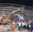 3月11日凌晨，泉州欣佳酒店坍塌事故现场，大型机械进入坍塌的废墟中清理。　孙虹 摄 - 福建新闻