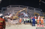 3月11日凌晨，泉州欣佳酒店坍塌事故现场，大型机械进入坍塌的废墟中清理。　孙虹 摄 - 福建新闻