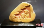 由中国工艺美术大师郑幼林创作的寿山石雕作品《人间有爱》。　记者刘可耕 摄 - 福建新闻