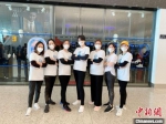 图为31日，丁美娜和“丫霸”护理小分队的队员们在武汉天河国际机场合影留念。 受访者供图 - 福建新闻