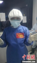 图为丁美娜在武汉金银潭医院展开护理工作。 受访者供图 - 福建新闻