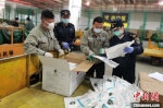 泉州海关关员对送往菲律宾的抗疫物资进行审核验放。　张少娟 摄 - 福建新闻