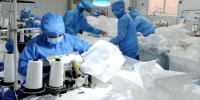 康博医疗科技公司的无菌车间内，工人忙于赶制着医用防护服。　张金川 摄 - 福建新闻