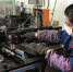 语言残疾的郭明福在福建航天机电集团有限公司试点残疾人辅助性就业机构——福乐车间上班。龙文区融媒体中心供图 - 福建新闻