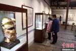 4月8日，“守望相助 万众一心——抗疫艺术作品展”在位于福州的福建省海峡民间艺术馆开展。　记者刘可耕 摄 - 福建新闻