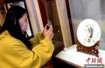 参展陶瓷作品《最美逆行者》吸引观众眼球，　记者刘可耕 摄 - 福建新闻