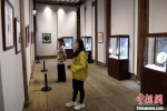二名女青年观看该展览参展作品。　记者刘可耕 摄 - 福建新闻