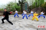 连城拳传承人黄林指导学生练习“连城拳”。　张金川 摄 - 福建新闻