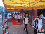 永安市初三学生逐一进行热成像红外测温仪检测。　魏兴谷 摄 - 福建新闻