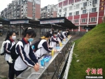 永安市初三学生进校后洗手。　魏兴谷 摄 - 福建新闻